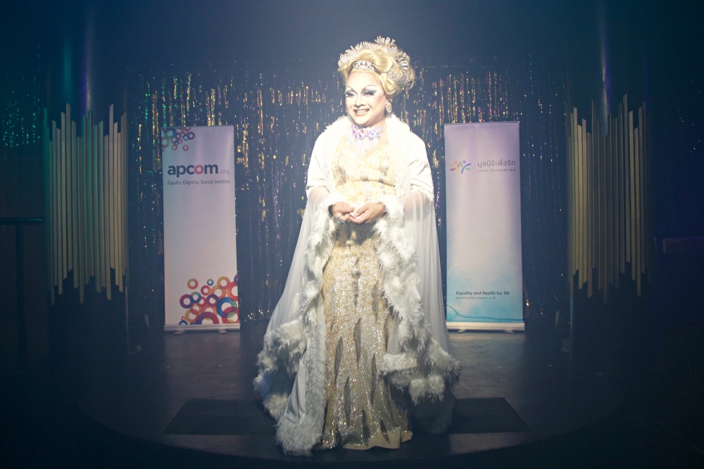 มิสศรีมาลา จากรายการ Drag Race Thailand ในงาน MOU ระหว่าง มูลนิธิเพื่อรัก และ APCOM